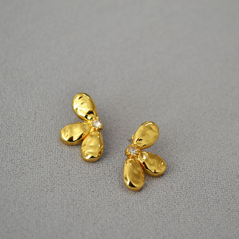 Charming Gold Earring for Any Occasion