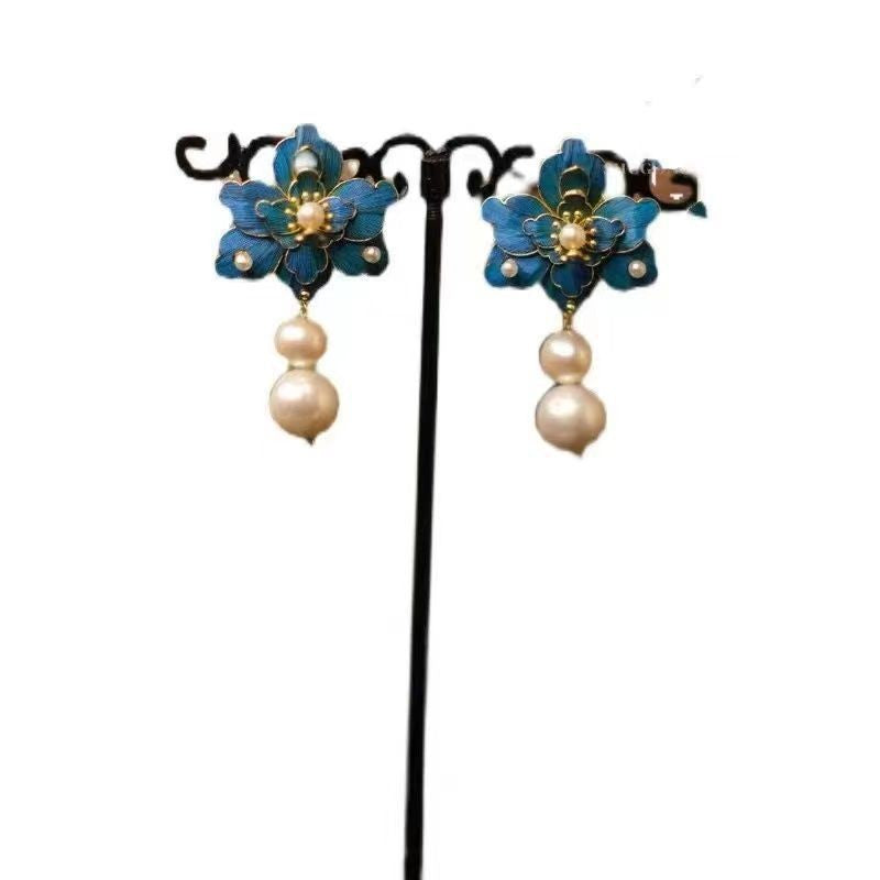 Charming Silver Earring for Any Occasion