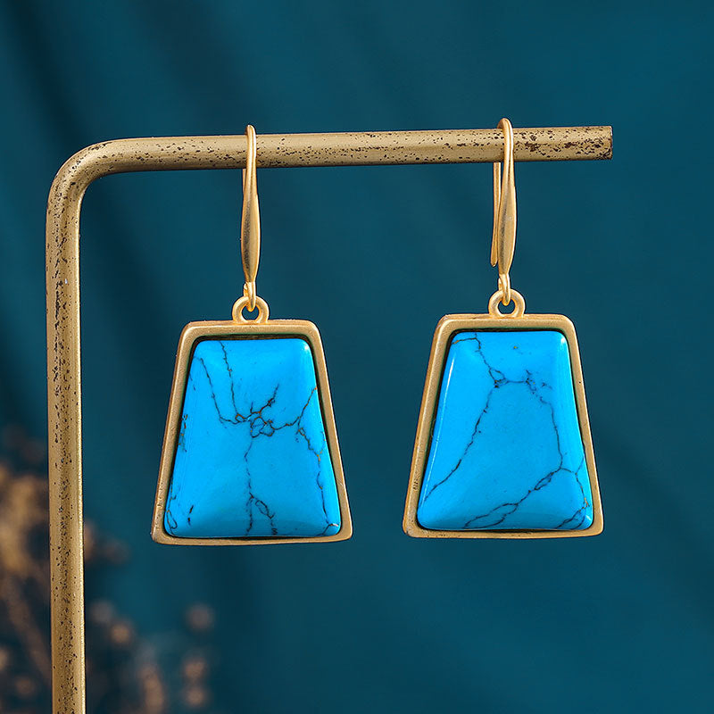 Classic Gold Earring with Timeless Appeal