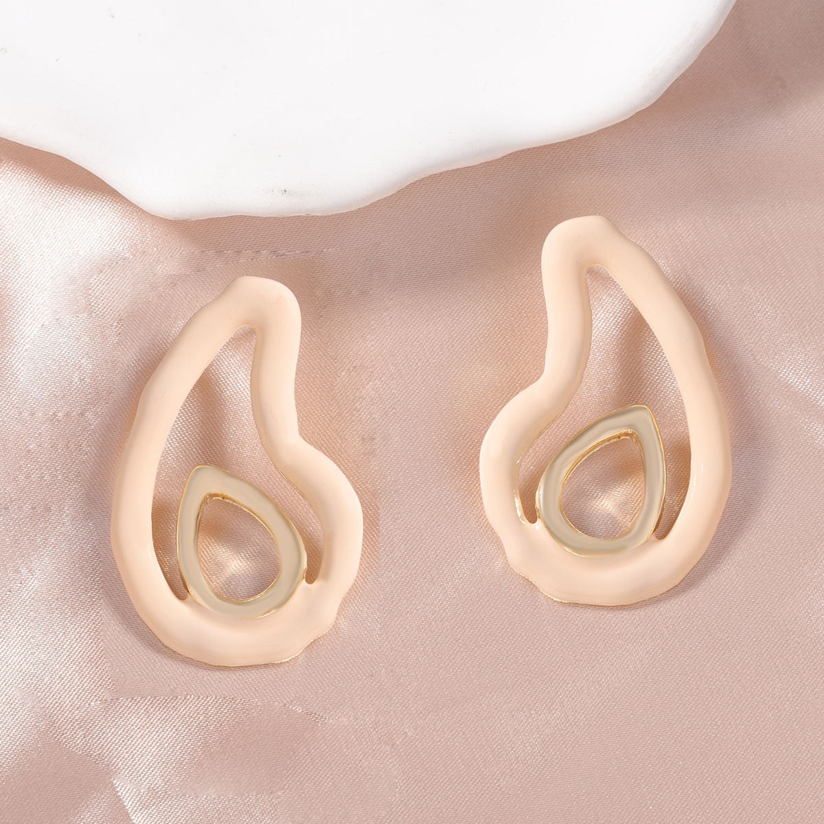 Charming Earring for Any Occasion