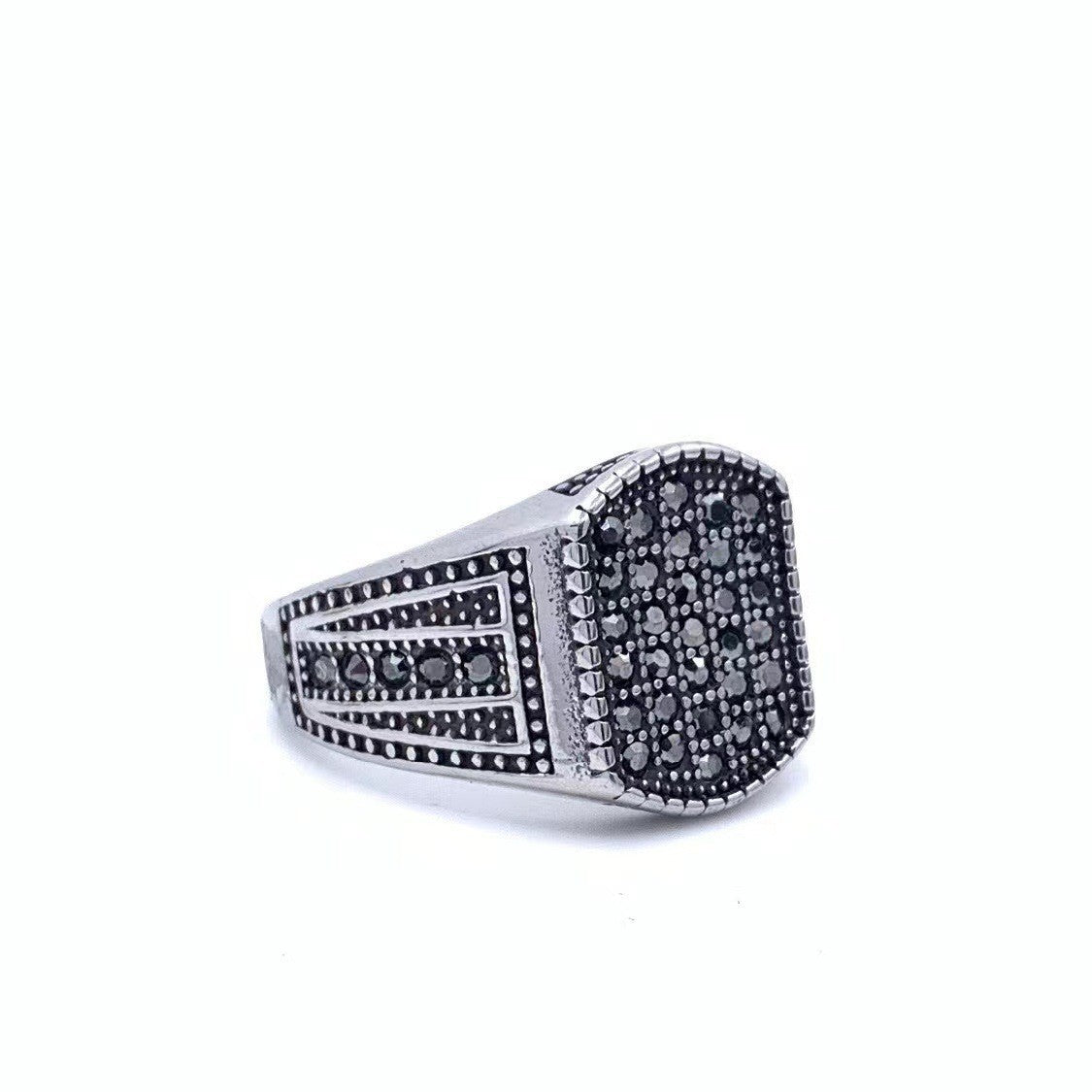 Classic Gold Ring with Timeless Appeal