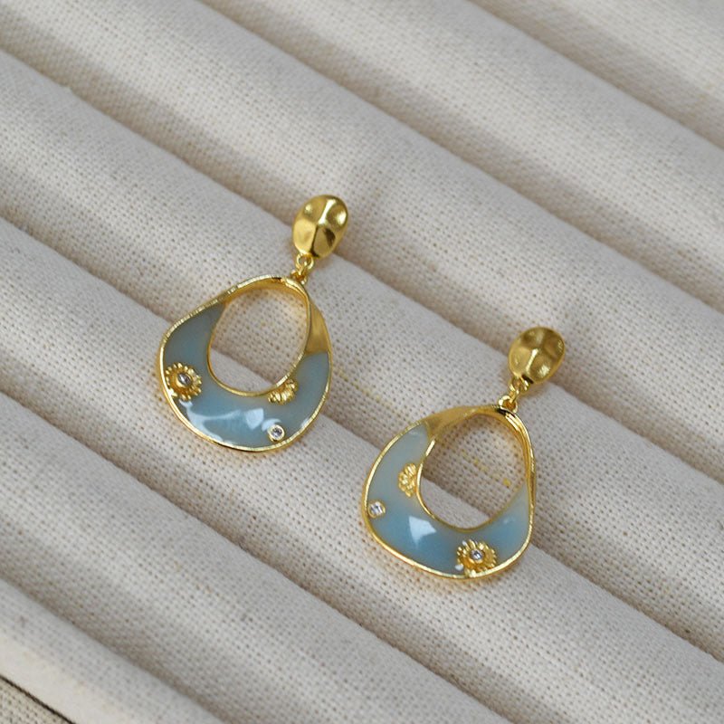 Classic Gold Earring with Timeless Appeal