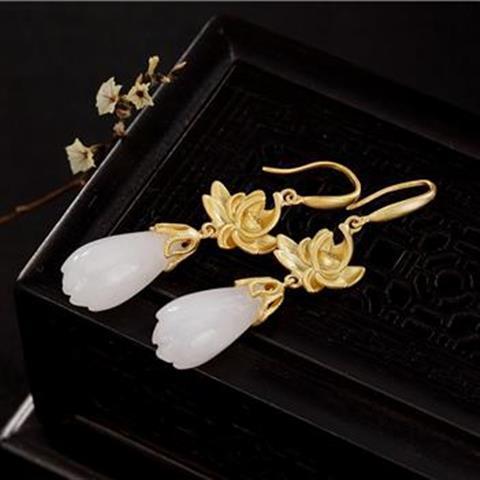 Romantic Gold Earring for Special Moments