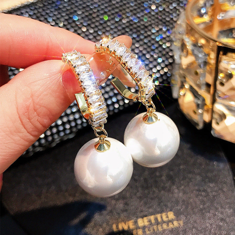 Classic Gold Earring with Timeless Appeal