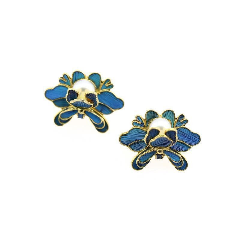 Beautiful Gold Earring with Unique Style