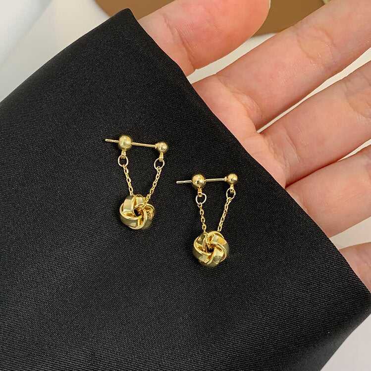 Charming Gold Earring for Any Occasion