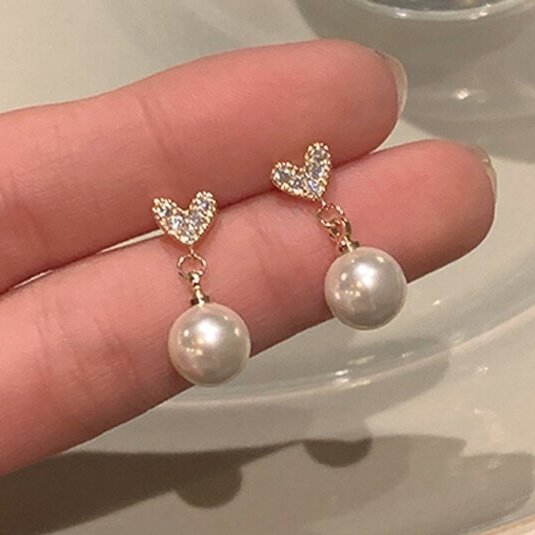 Classic Pearl Earring with Timeless Appeal