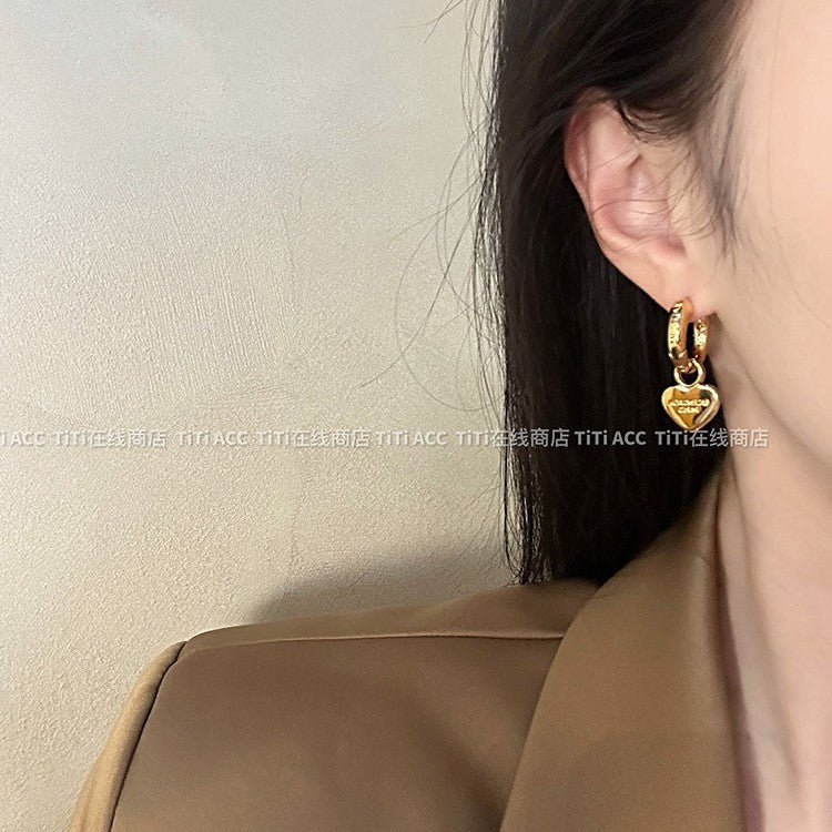 Charming Gold Earring for Any Occasion