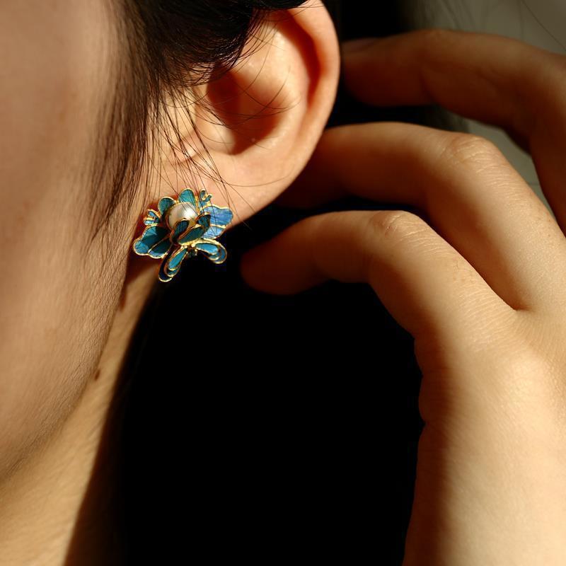 Beautiful Gold Earring with Unique Style