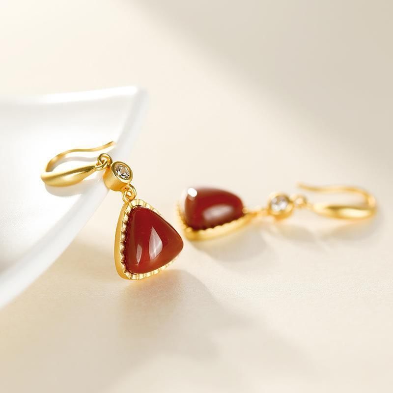 Classic Gold Earring with Timeless Appeal