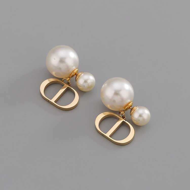 Classic Pearl Earring with Timeless Appeal
