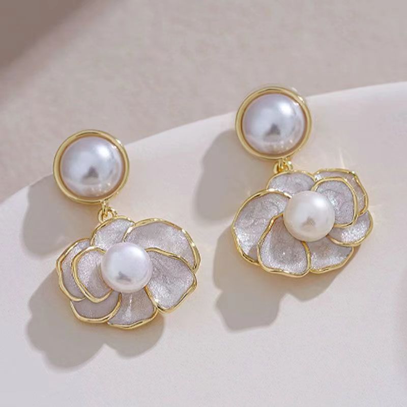 Classic Pearl Earring with Timeless Appeal