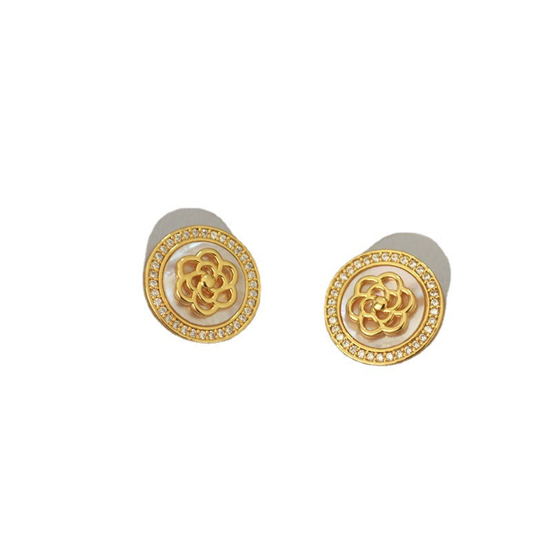 Classic Gold Earring with Timeless Appeal
