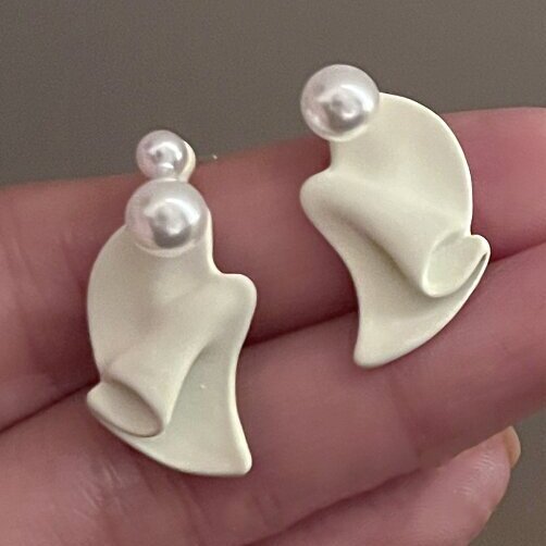 Charming Pearl Earring for Any Occasion