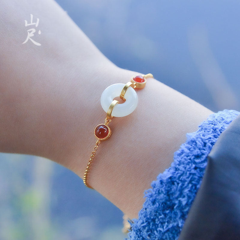 Classic Gold Bracelet with Timeless Appeal