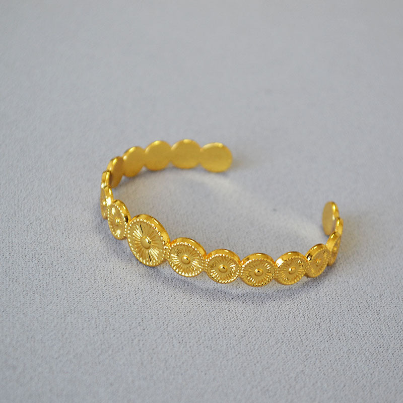 Classic Gold Bracelet with Timeless Appeal