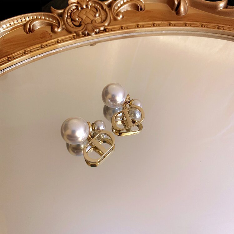 Classic Pearl Earring with Timeless Appeal