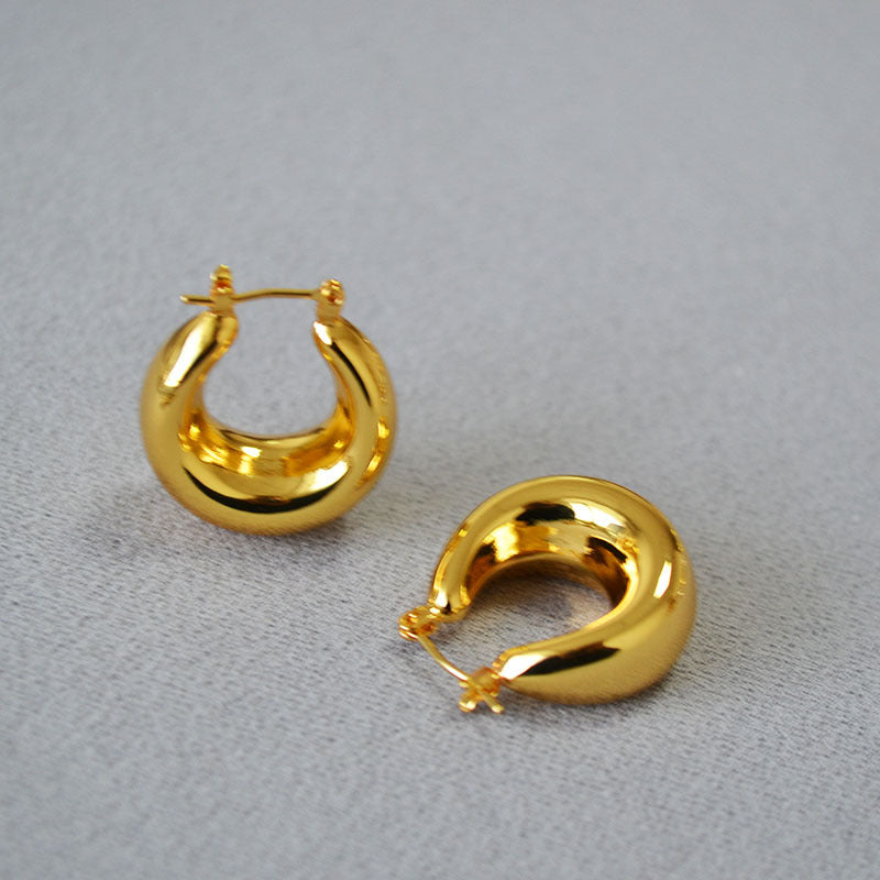 Classic Gold Earring with Timeless Appeal