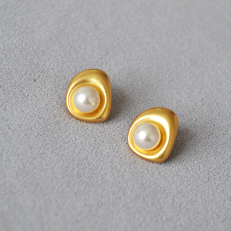 Charming Gold Earring for Any Occasion