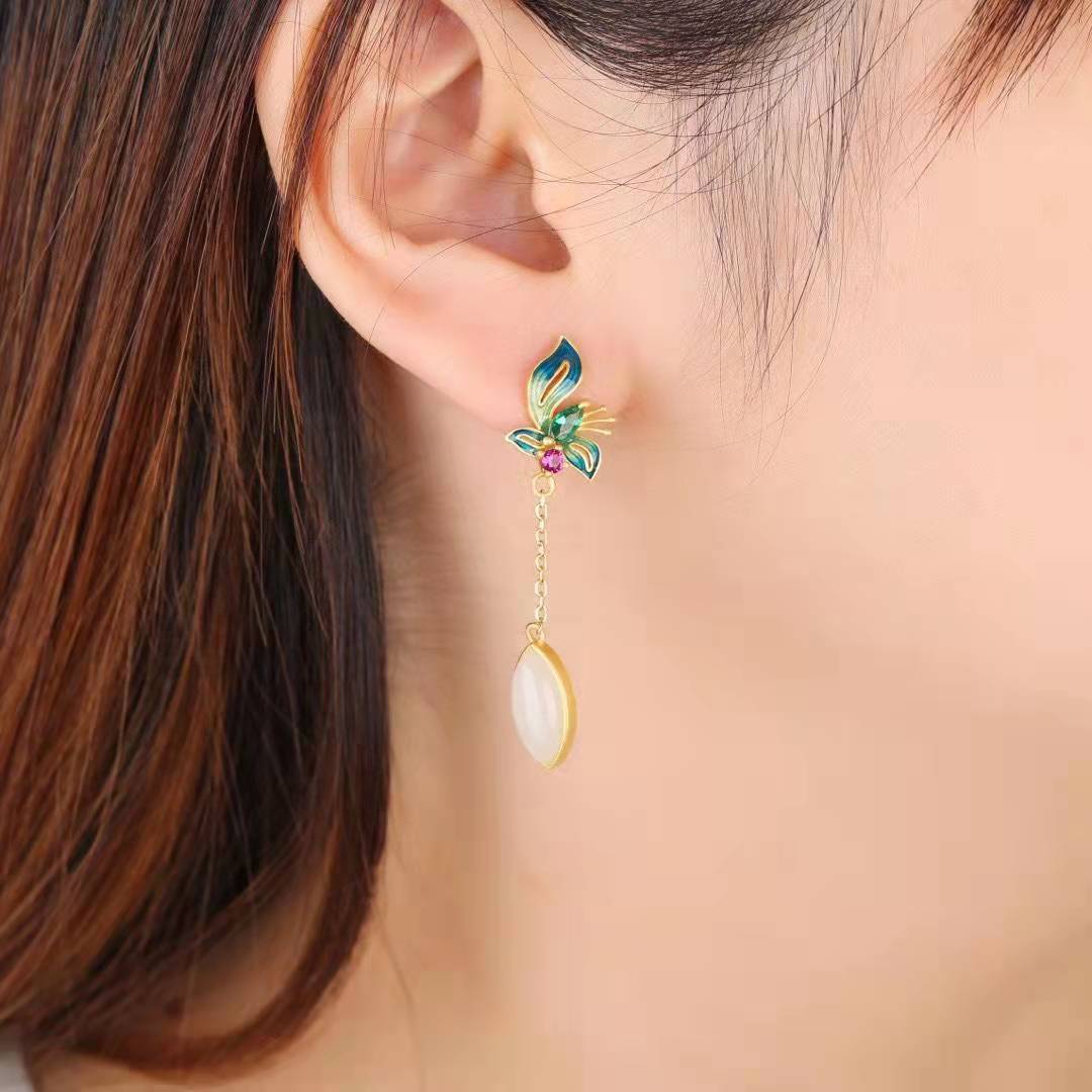 Romantic Silver Earring for Special Moments