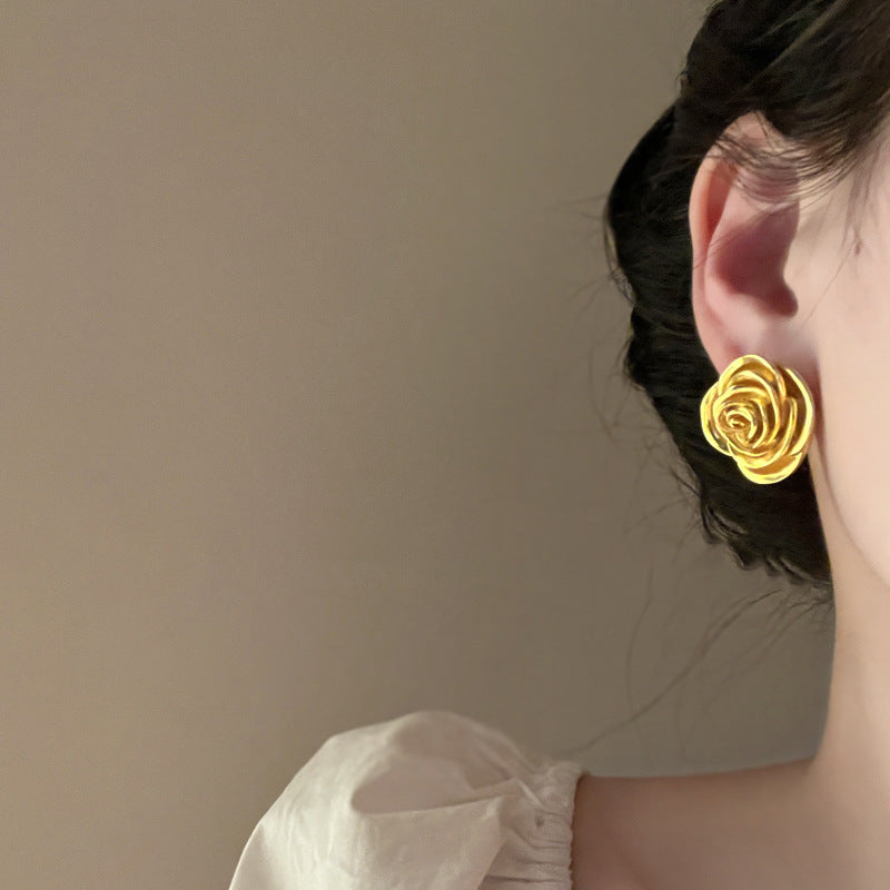 Charming Gold Earring for Any Occasion