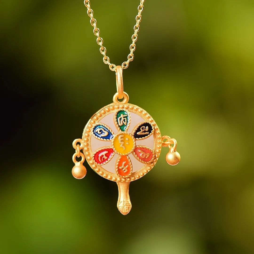 Beautiful Silver Necklace with Unique Style