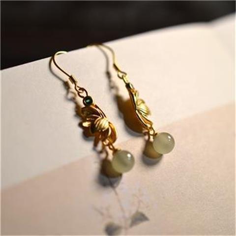 Romantic Gold Earring for Special Moments