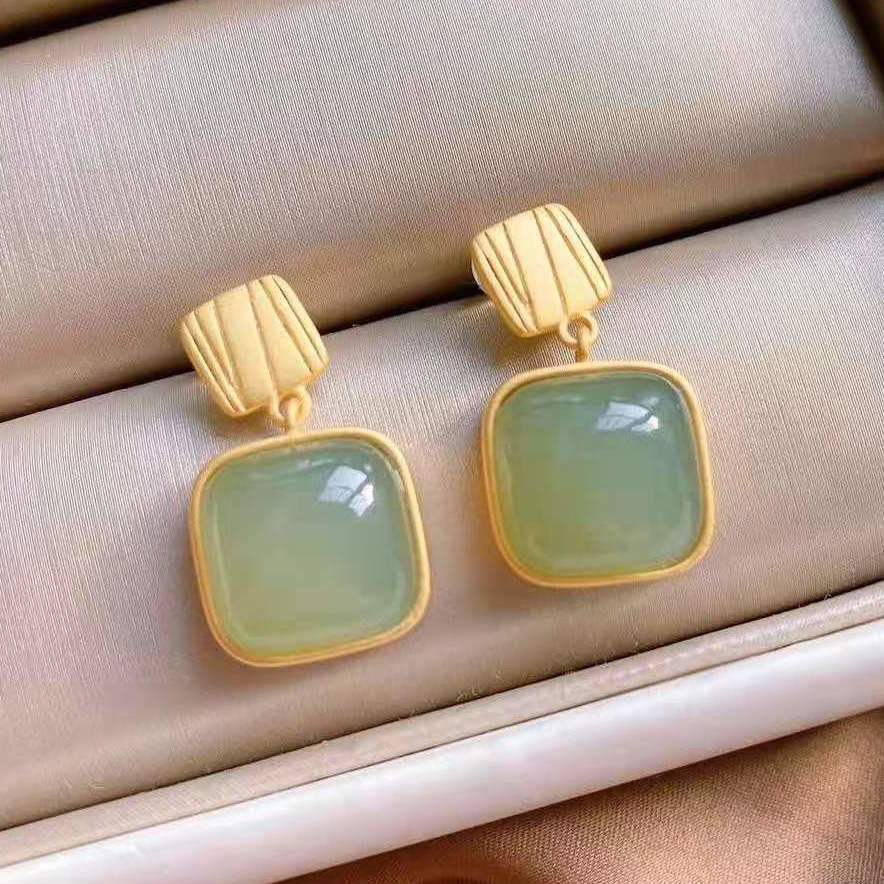 Classic Gold Earring with Timeless Appeal