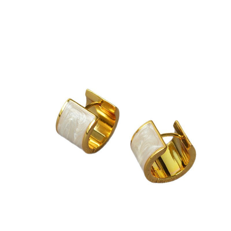 Classic Gold Earring with Timeless Appeal