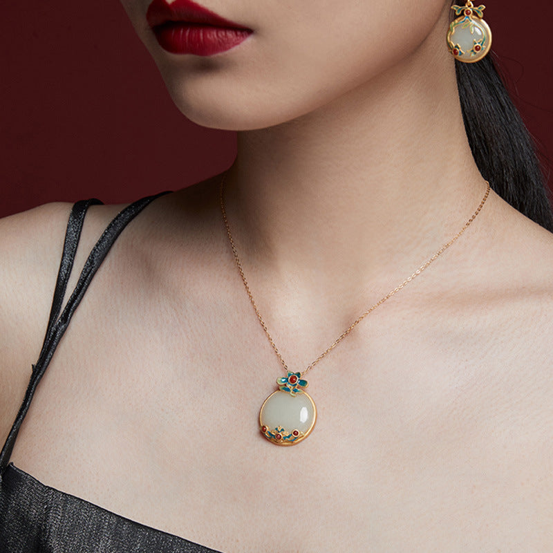 Classic Silver Necklace with Timeless Appeal