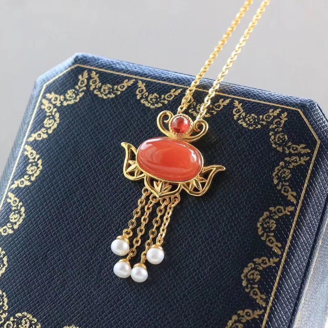 Charming Silver Pendant for Any Occasion