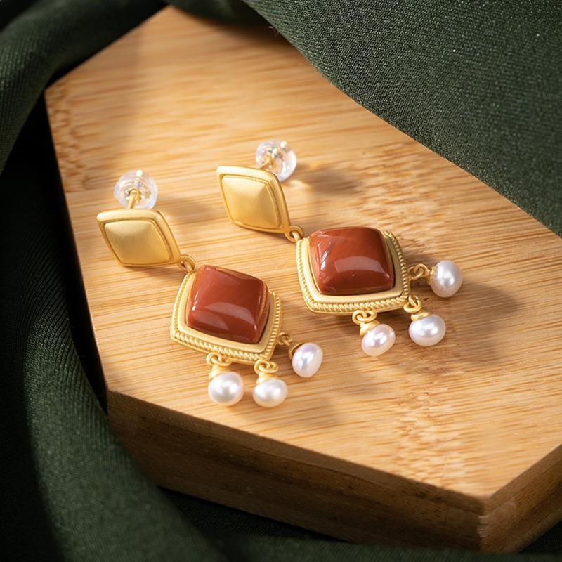 Charming Gold Earring for Any Occasion
