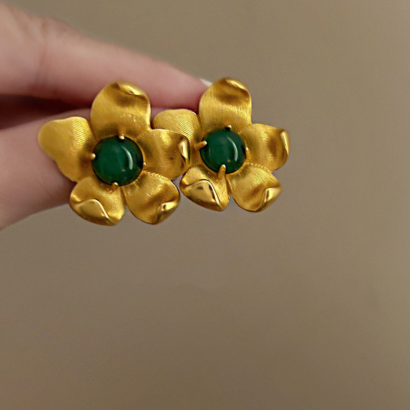 Charming Gold Earring for Any Occasion