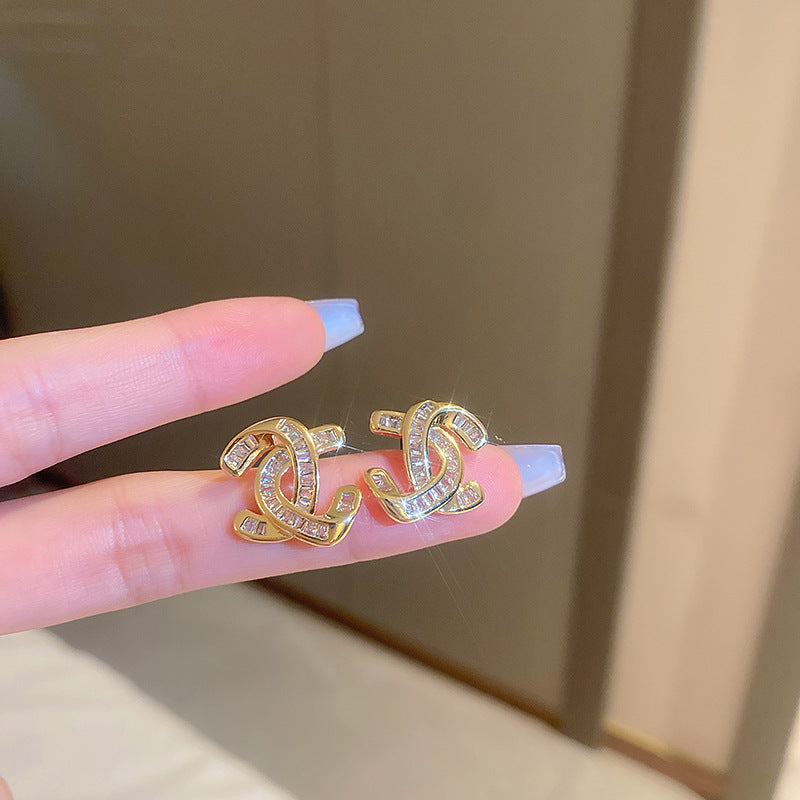 Charming Gold Earring for Any Occasion