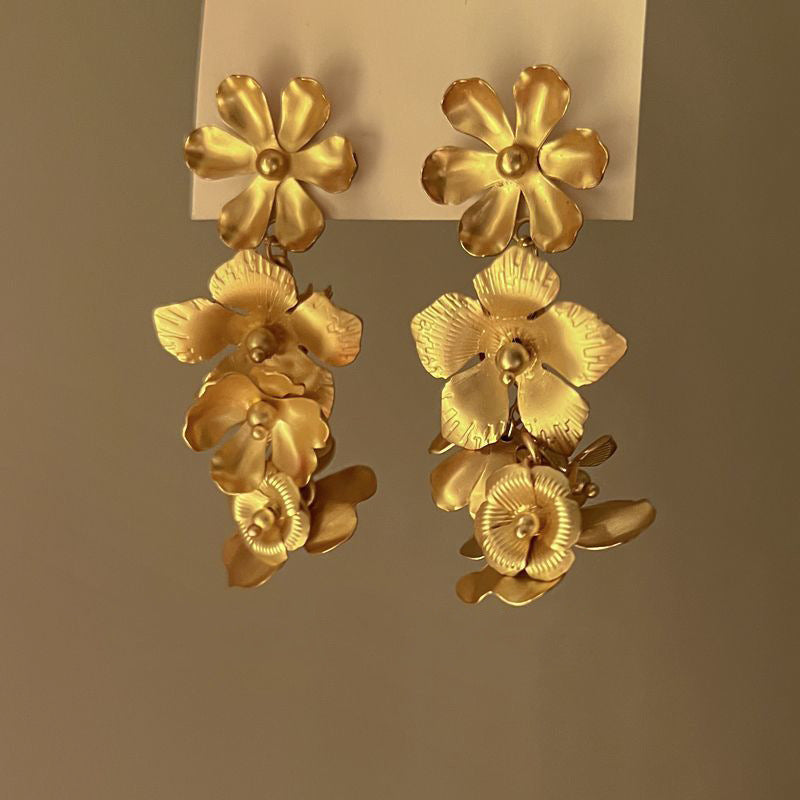 Classic Gold Earring with Timeless Appeal
