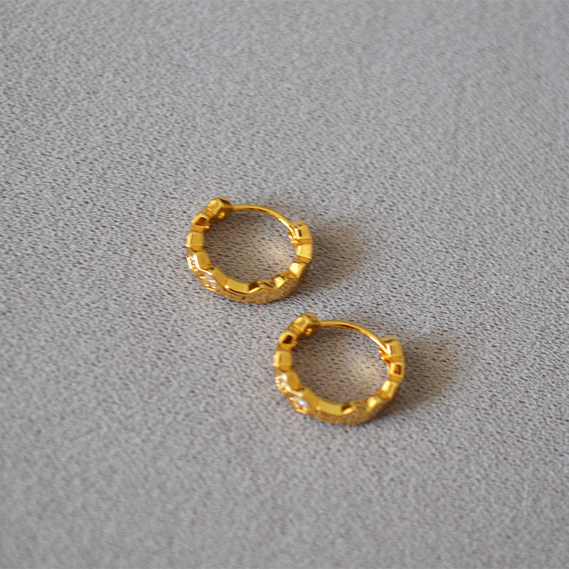 Classic Gold Earring with Timeless Appeal