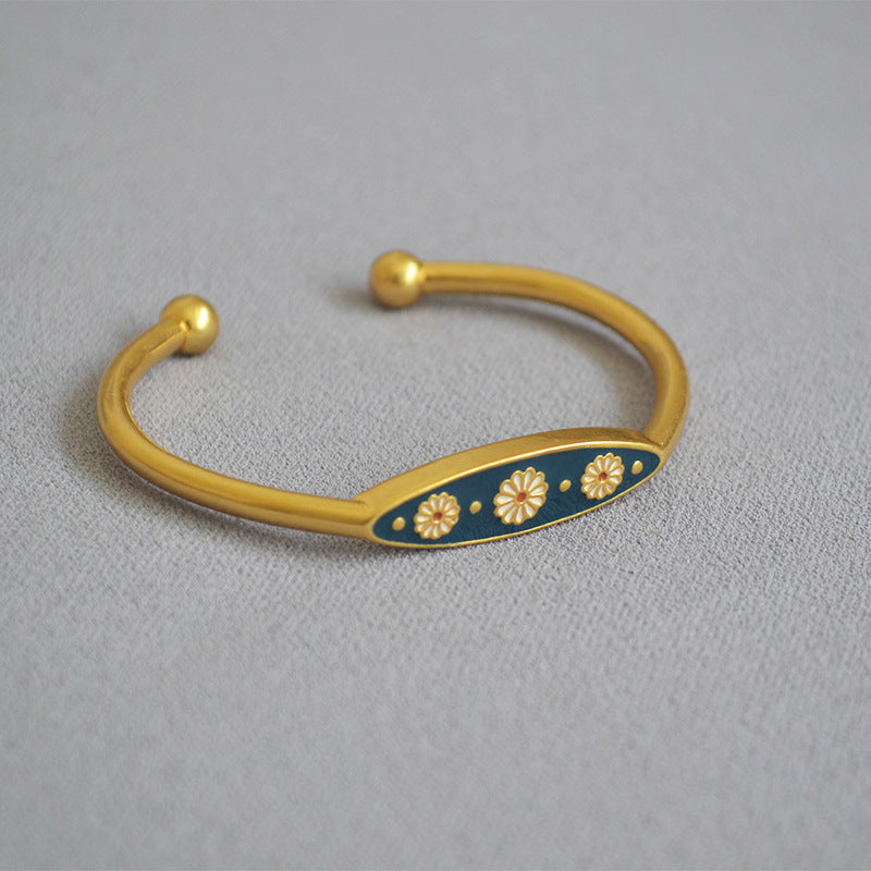 Classic Gold Ring with Timeless Appeal