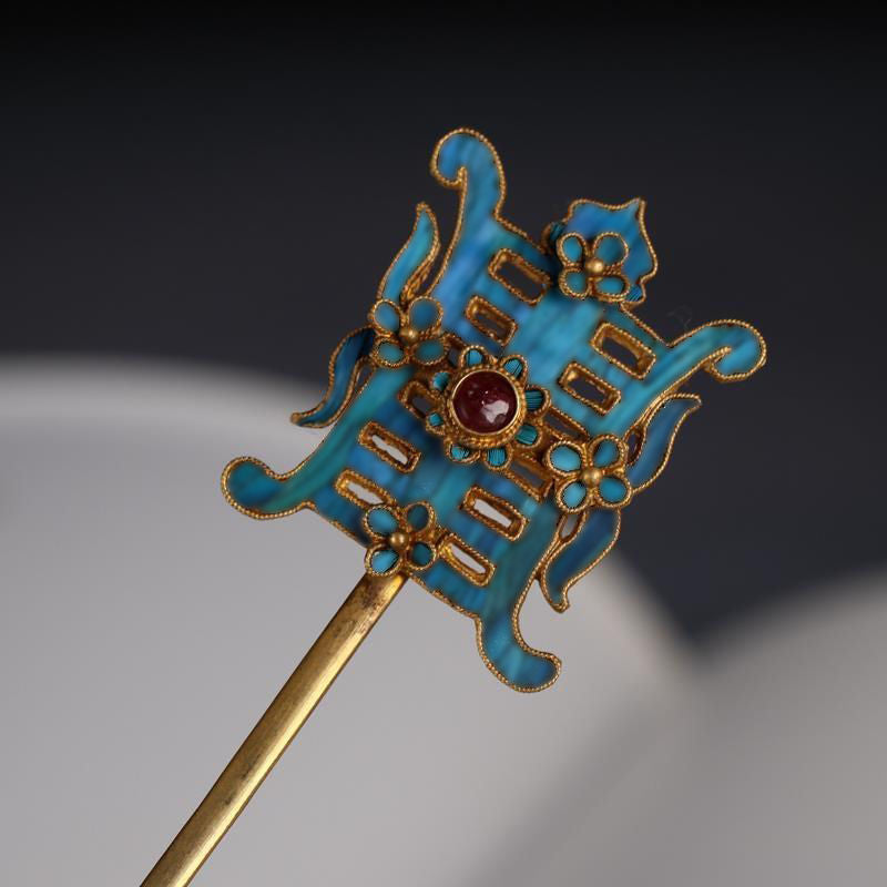Charming Gold Piece for Any Occasion