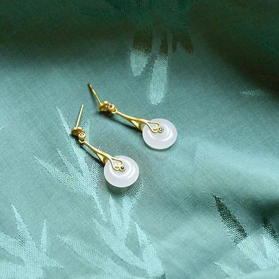 Charming Silver Earring for Any Occasion