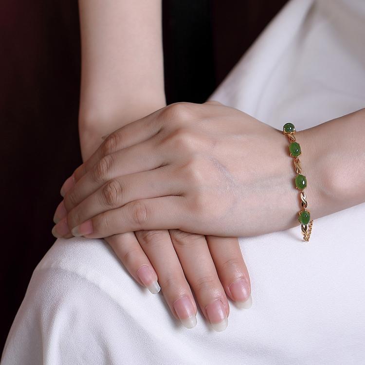 Charming Gold Bracelet for Any Occasion