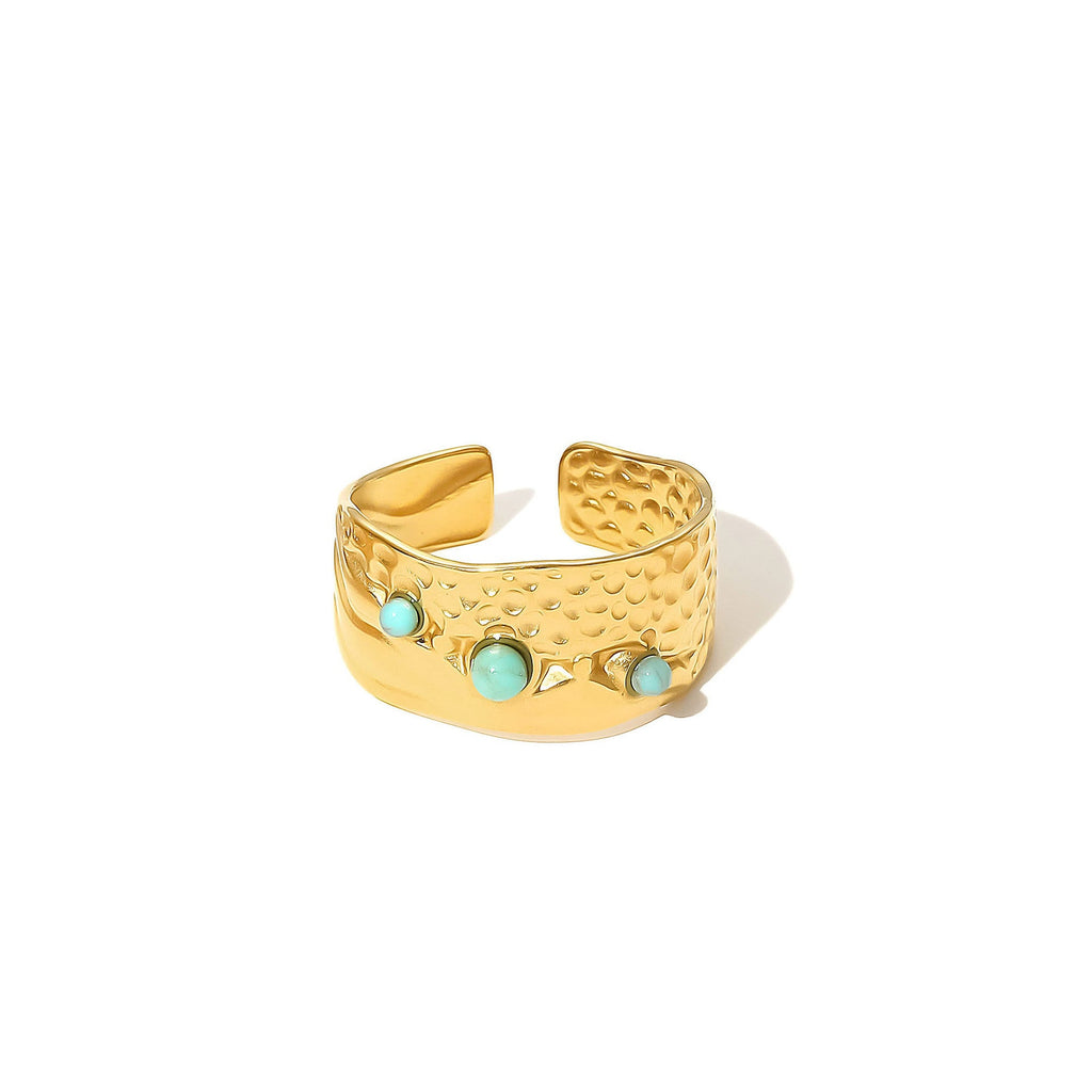 Classic Gold Ring with Timeless Appeal