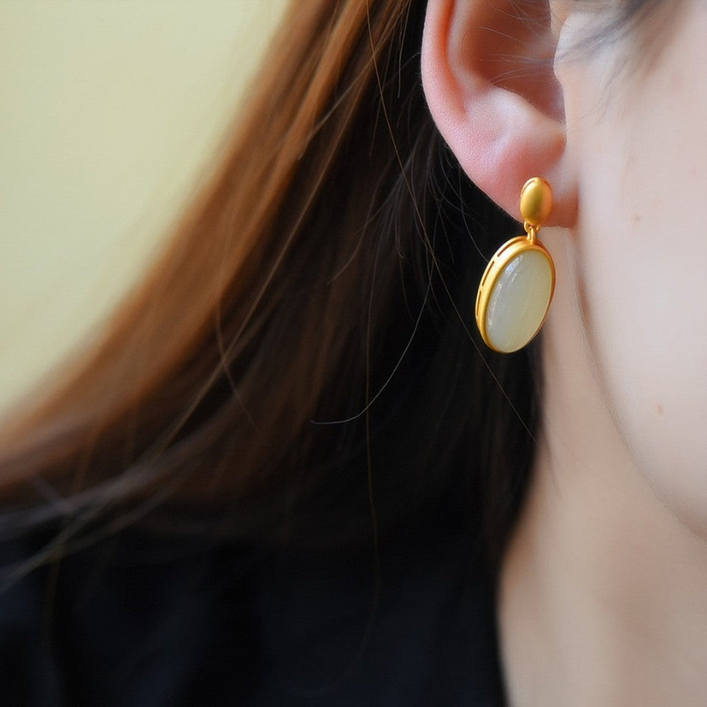 Charming Gold Earring for Any Occasion