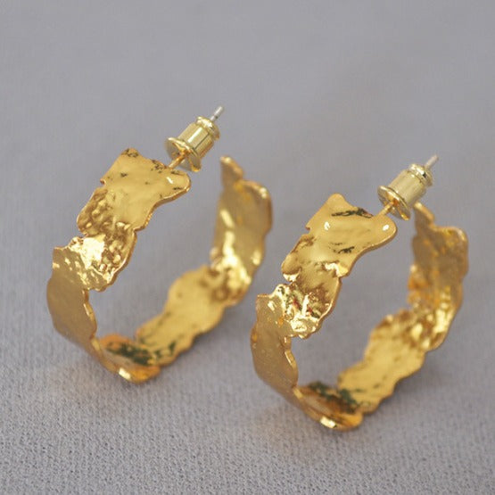 Classic Gold Earring with Timeless Appeal