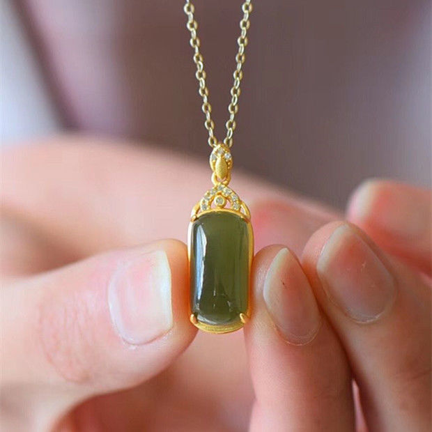 Classic Silver Pendant with Timeless Appeal