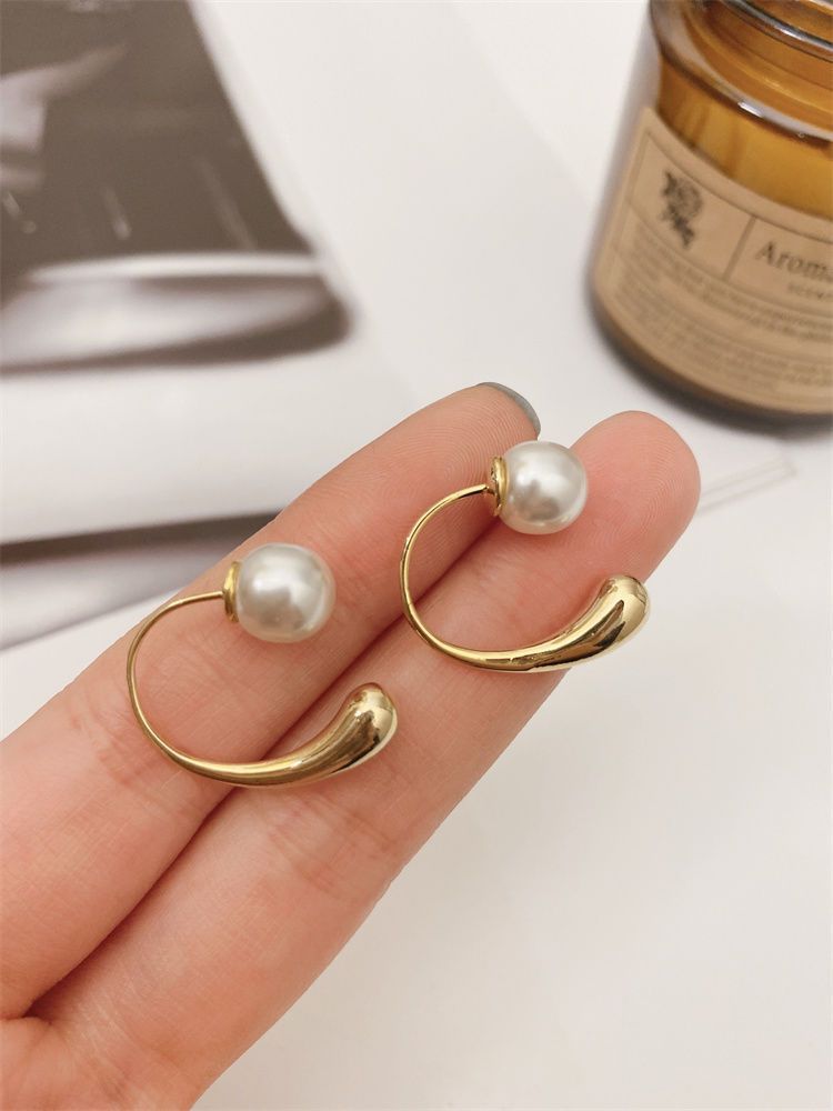 Classic Pearl Earring with Timeless Appeal