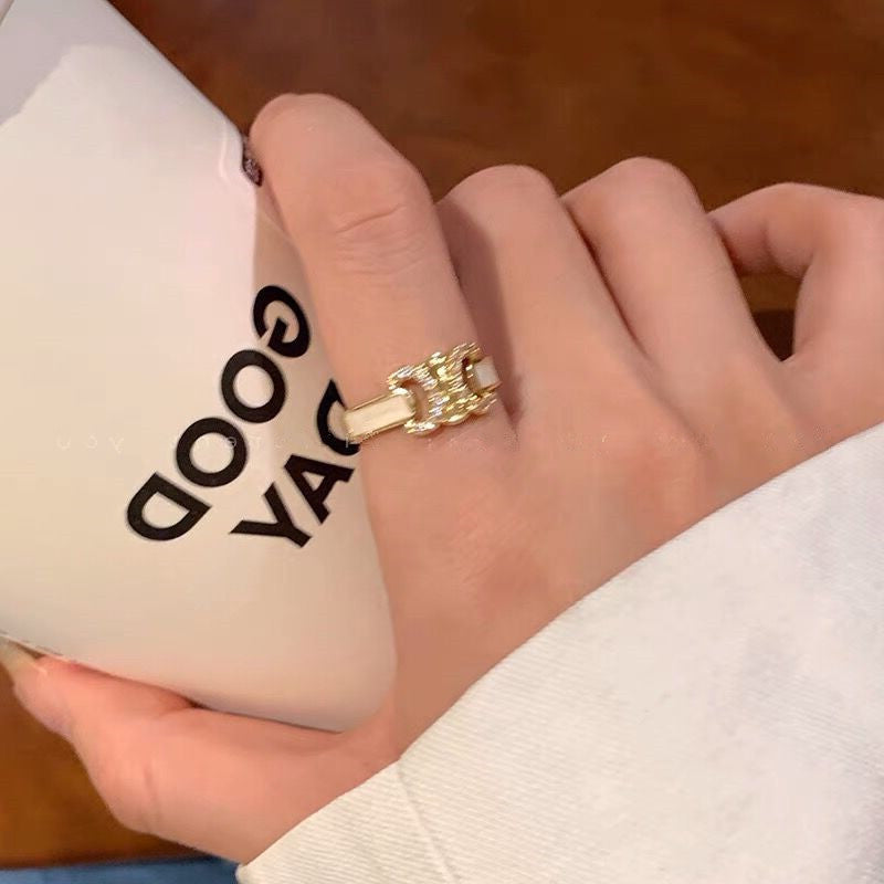 Classic Gold Ring with Timeless Appeal
