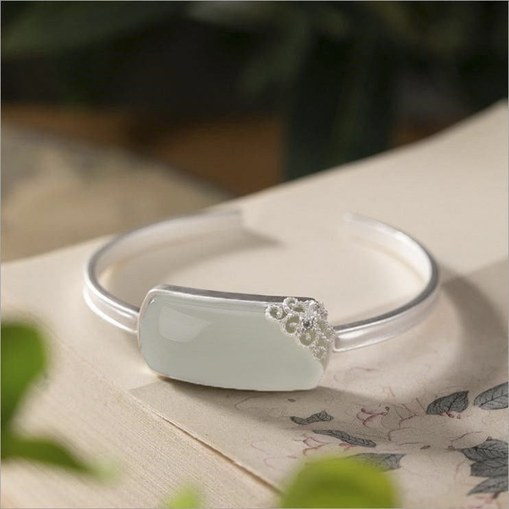 Romantic Gold Bracelet for Special Moments