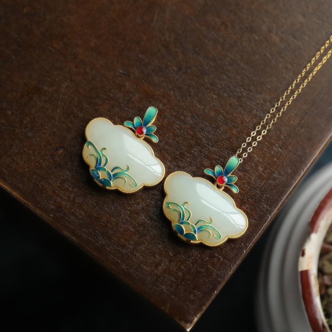 Stunning Gold Necklace for Daily Wear