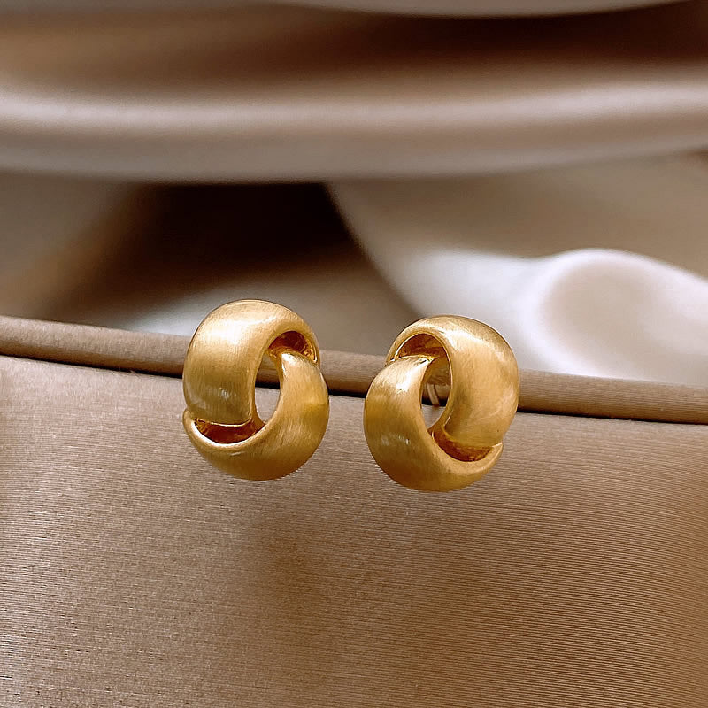 Romantic Gold Earring for Special Moments