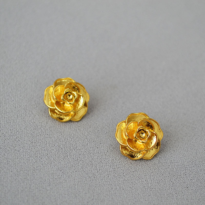 Classic Gold Earring with Timeless Appeal
